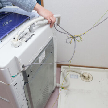 家庭でできる洗濯機の排水口をきれいに掃除する方法！汚れ・つまりの原因と予防策も解説