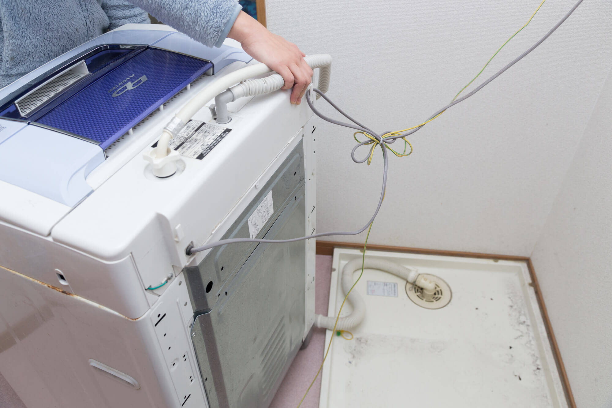 家庭でできる洗濯機の排水口をきれいに掃除する方法！汚れ・つまりの原因と予防策も解説