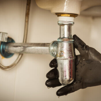 洗面台下のポタポタ水漏れを解決！原因・修理費用・専門業者に依頼すべきケースを解説