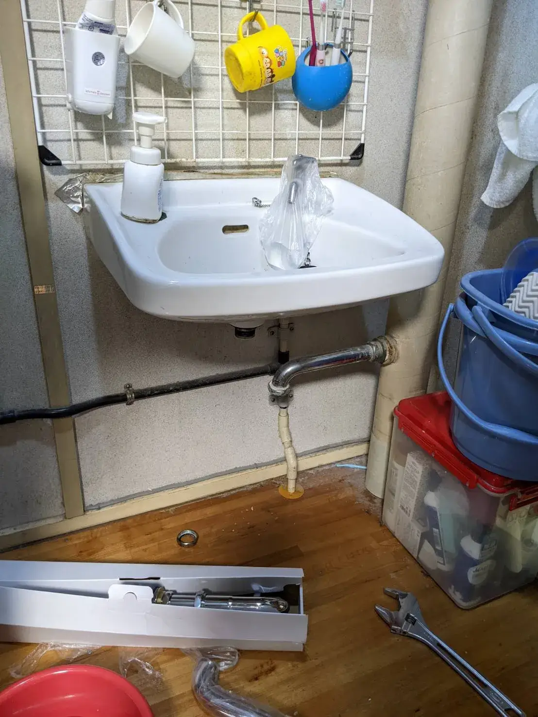 古い洗面台からの水漏れ‐神戸市長田区