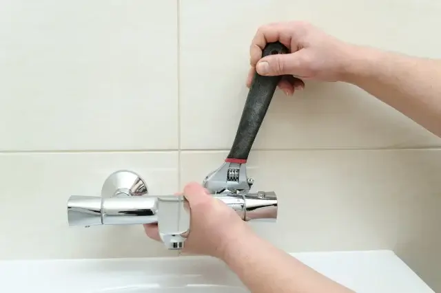 エコキュート水漏れ、自分で修理できる？DIYの限界と危険性