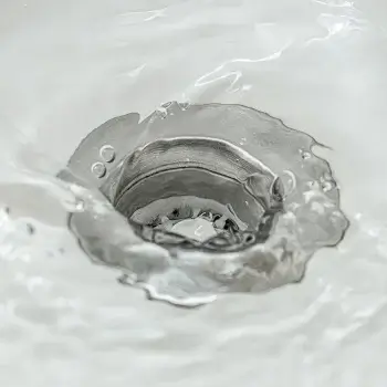 洗面台の水の流れが悪い原因は？自分で直す方法と業者に依頼する費用相場を解説