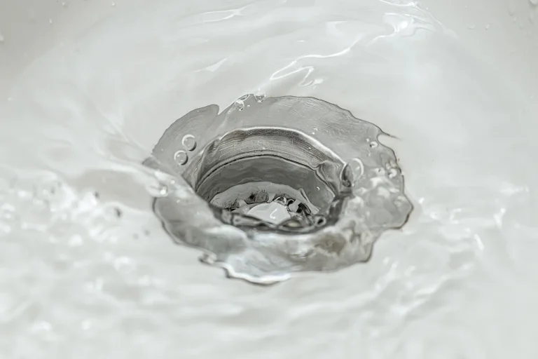 洗面台の水の流れが悪い原因は？自分で直す方法と業者に依頼する費用相場を解説